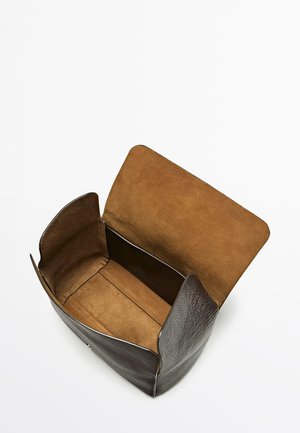 Mørkebrun lædertaske med blødt ruskindindvendigt. Designet har en åben top og buede kanter, der fremhæver dens rummelighed.