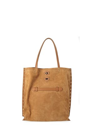 Borsa a mano in camoscio color cuoio con doppie tracolle, borchie laterali e due chiusure anteriori con cinturini in pelle su sfondo bianco.