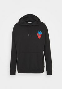Svart hoodie med en framficka, dragsko på huvan och en broderad design av ett rött hjärta med ett blått öga på bröstet.