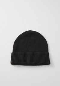 Gorro de punto negro con dobladillo enrollado, fabricado en una tela suave. Presenta una textura acanalada y un diseño ajustado y redondeado en la parte superior.
