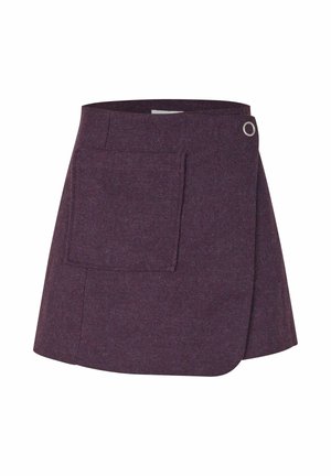 Jupe en laine violette avec une large ceinture, poche latérale et accent en métal. Tissu texturé avec un motif diagonal.