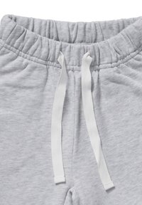Hellgraue Jogginghose mit einem weißen Kordelzug und elastischen Bündchen, die die weiche Stoffstruktur und die Nähdetails zeigen.