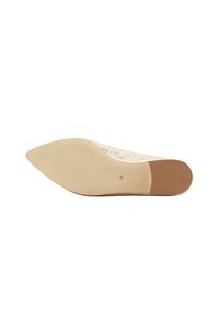 Beige sko med spids tå, der har en struktureret overflade, en glat sål med en lys brun accent og størrelse markeret som 38.