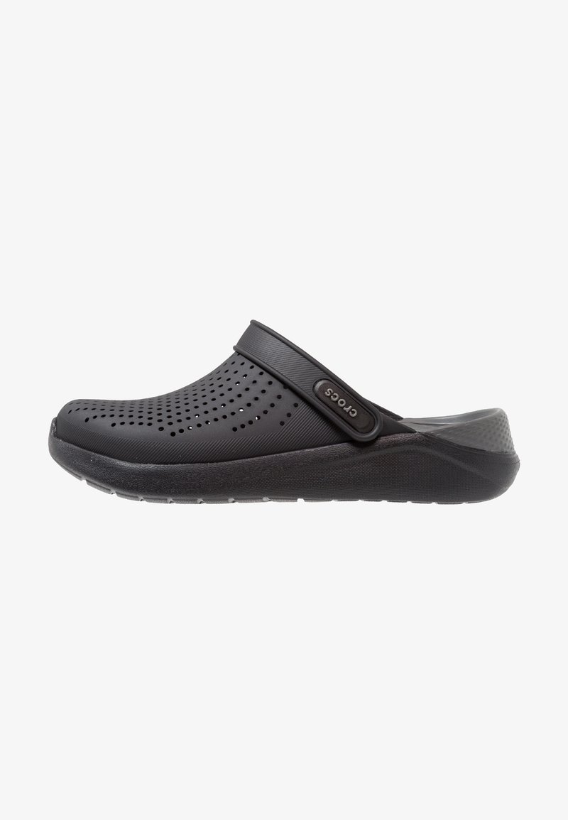 Sabot noir à enfiler avec des trous de ventilation, bride de talon ajustable et semelle texturée conçus pour le confort et la respirabilité.