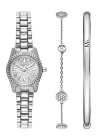 Montre en acier inoxydable argenté avec un cadran à motifs scintillants et des chiffres romains. Comprend un bracelet en chaîne avec un charme en perles et un jonc élégant.