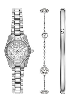 Montre en acier inoxydable argenté avec un cadran à motifs scintillants et des chiffres romains. Comprend un bracelet en chaîne avec un charme en perles et un jonc élégant.