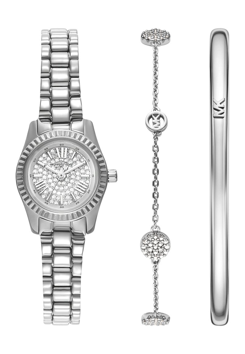 Montre en acier inoxydable argenté avec un cadran à motifs scintillants et des chiffres romains. Comprend un bracelet en chaîne avec un charme en perles et un jonc élégant.