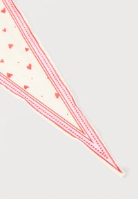 Τριγωνικό μεταξωτό μαντήλι με κόκκινα και ρόζ μοτίβα καρδιών και ριγέ περιθώρια σε λευκό φόντο.