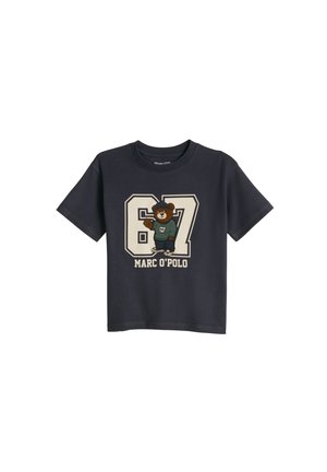 Donkerblauw T-shirt met korte mouwen met groot nummer 67 en een teddybeer met een groene trui gedrukt op de voorkant, met de tekst Marc O'Polo eronder.