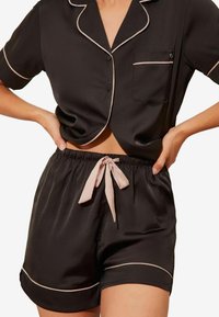 Lipsy SHORTS SLEEVE SET REGULAR FIT - Pizsama szett - black