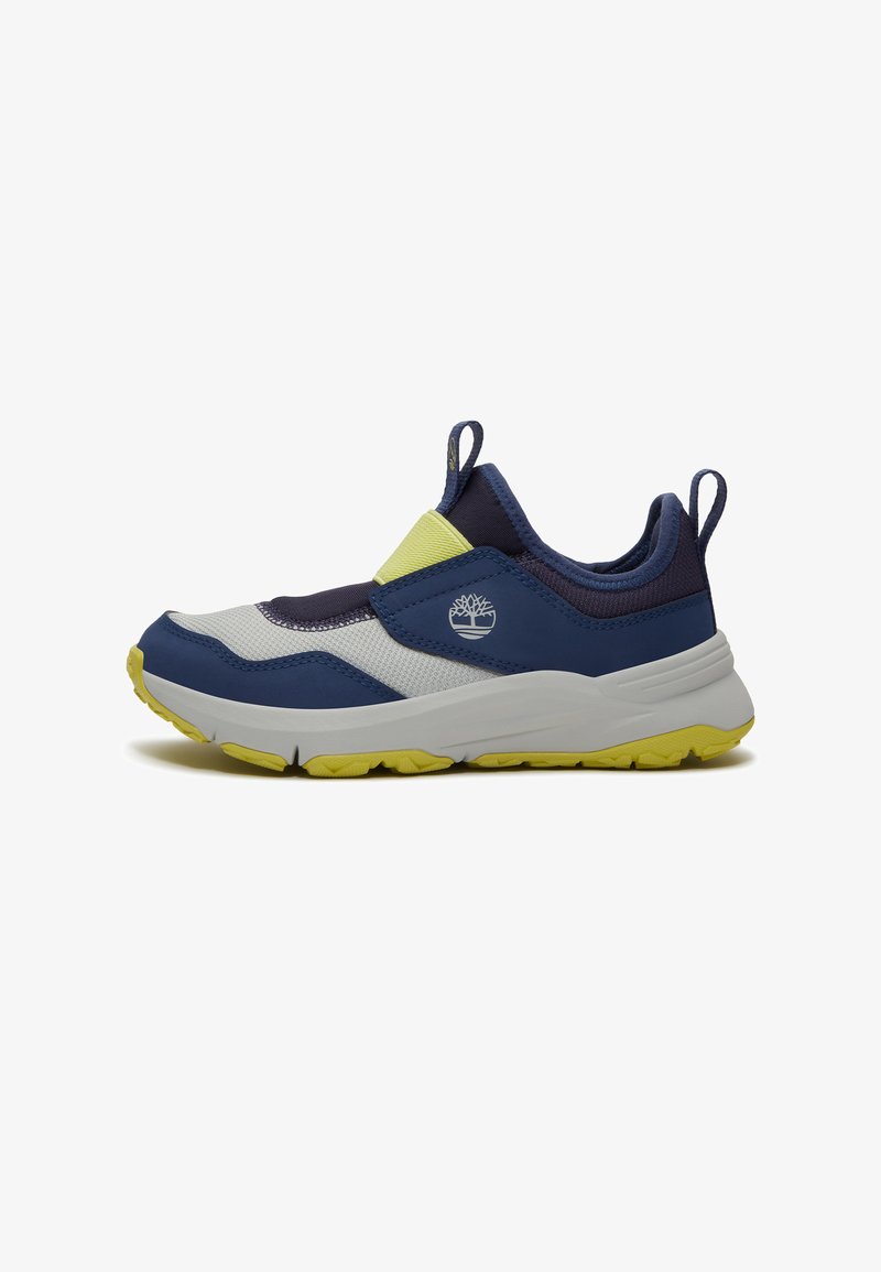 Chaussure de sport bleu marine et grise avec des accents jaunes, tige en mesh, design sans lacets et semelle extérieure en caoutchouc texturé. Présente un logo sur le côté.