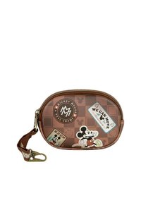 Pequeño estuche marrón con cremallera que presenta ilustraciones de Mickey Mouse y pegatinas de estilo vintage. Superficie texturizada con forma redonda y tira para la muñeca.
