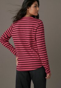 Next PETITE FIT - CREW NECK - Trükipildiga T-särk - burgundy red