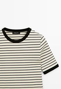 Weißes T-Shirt mit kurzen Ärmeln, dünnen schwarzen horizontalen Streifen, schwarzem Rundhalsausschnitt und schwarzen Ärmelbündchen, mit dem Etikett Massimo Dutti.