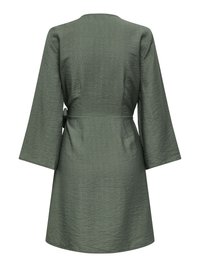 Vue de dos d'une robe texturée vert olive longueur genou, avec de larges manches trois-quarts et une ceinture à la taille côté gauche.