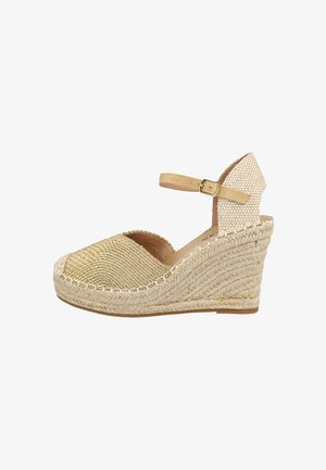 Sandalia cuña beige tejida con puntera cerrada, correa en el tobillo con hebilla dorada y suela plataforma de cuerda de yute.