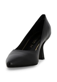 Décolleté in pelle nera con tacco alto, punta appuntita, tacco leggermente curvo, texture liscia e scritta del marchio dorata all'interno.