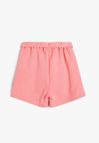 Pantalones cortos rosas con una textura suave, una cintura ajustada con un cinturón y un corte relajado en las piernas. Sin bolsillos ni detalles adicionales.