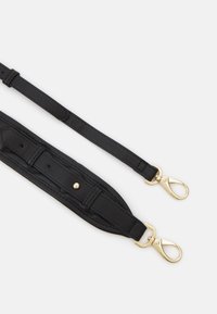 Svart faux läder axelrem med justerbar längd, med guldfärgade metallklippor och en texturerad yta för bättre grepp.