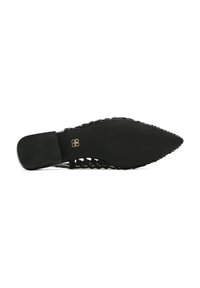 Scarpa nera flat con punta appuntita, caratterizzata da un motivo superiore intrecciato e una suola in gomma liscia. La suola presenta una texture antiscivolo per una migliore aderenza.
