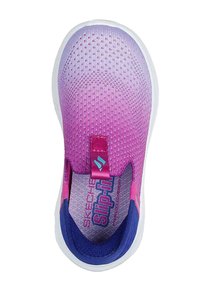 Zapatilla slip-on con parte superior de malla en degradado de rosa a morado, cuello acolchado y acentos en azul. Suela blanca con detalles texturizados.