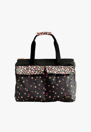 Mustat nylon-kantokassit, joissa on kukkakoristeita, kahdella etutaskulla, tähtikuoseilla ja mustilla hihnoilla. Vetoketjukiinnitys ylhäällä.