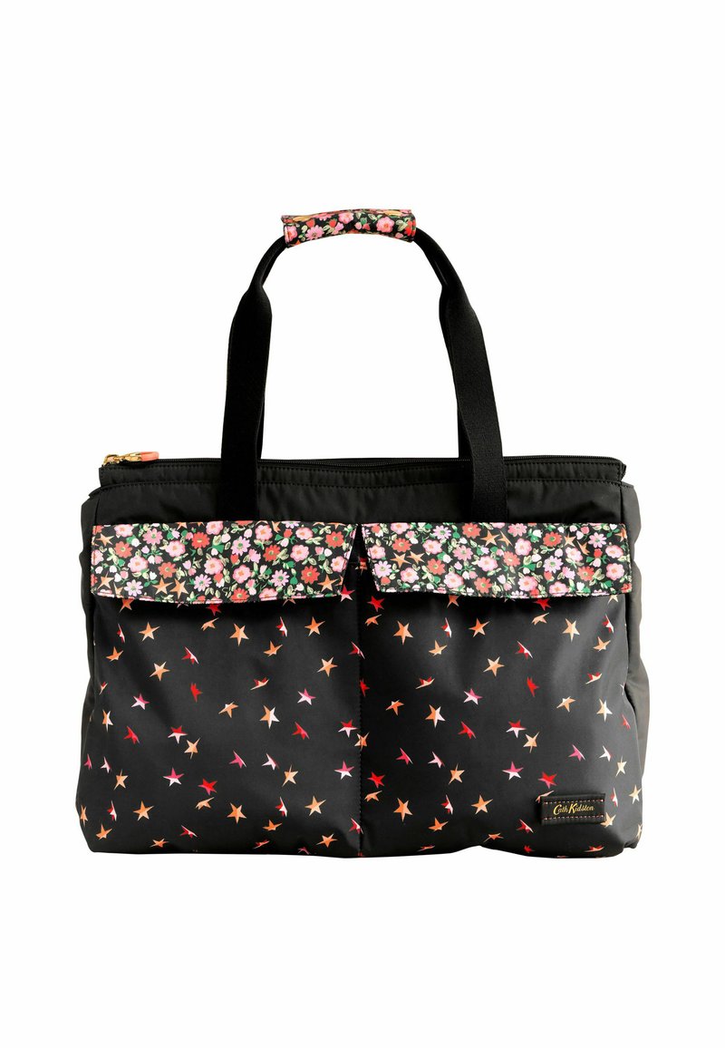 Zwarte nylon tote bag met bloemaccenten, voorzien van twee voorkeuxen, sterpatronen en zwarte handvatten. Ritssluiting aan de bovenkant.