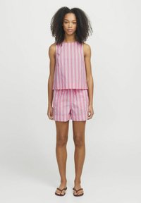 Dviejų dalių apranga, kurią sudaro berankovė rožinė palaidinė ir derančios šortai. Abu drabužiai turi vertikalias juosteles rožinės, baltos ir šviesiai mėlynos spalvų.