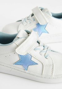 Sneaker bianche in pelle con dettagli azzurri, caratterizzate da un design a stella, lacci e una cinghia in velcro per una vestibilità sicura.