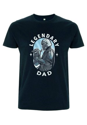 Czarna koszulka T-shirt z grafiką przedstawiającą postać trzymającą mniejszą figurkę; napis "LEGENDARNY TATA" w białym, okrągłym wzorze.