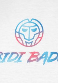 Camiseta blanca con un logo en degradado azul y rosa que se asemeja a un rostro, con el texto "BIDI BADO" en una fuente negrita y estilizada en la parte inferior.