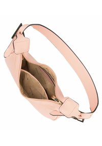 Borsa a tracolla in pelle rosa con superficie liscia, tracolla regolabile, chiusura con zip e due scomparti interni con rivestimento firmato.