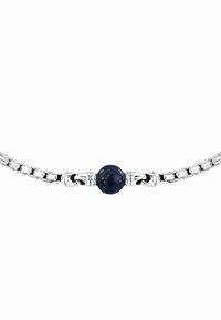 Bracciale d'argento con design a catena texturizzata e una perlina centrale in lapislazzuli blu con riflessi dorati.