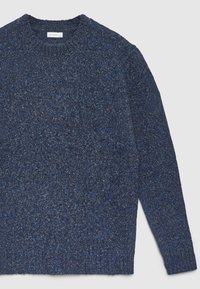 Maglione a maglia blu navy con scollatura rotonda, tessuto testurizzato e maniche lunghe. Presenta un orlo e polsini a coste per una vestibilità aderente.