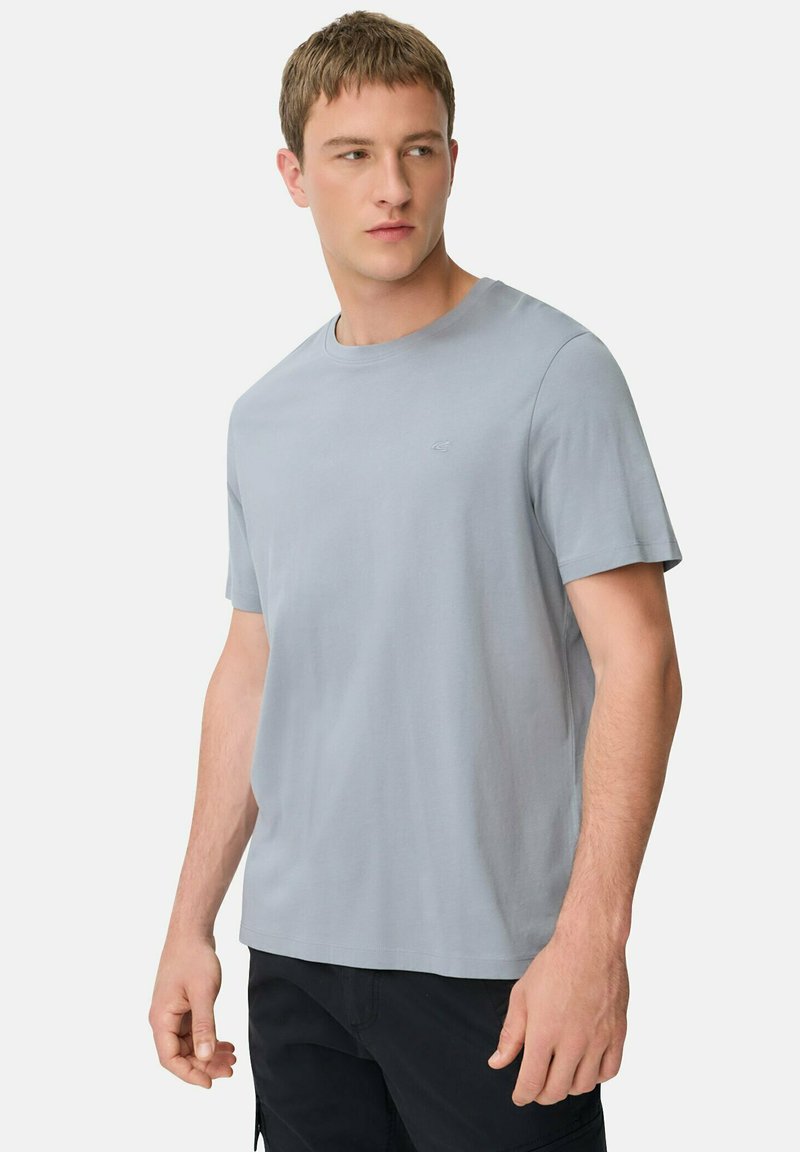 Lys grå kortærmet T-shirt lavet af blødt bomuld, med rund halsudskæring og et lille logo på brystet, i en afslappet pasform.