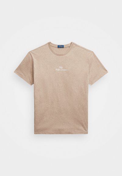 Μπεζ βαμβακερό t-shirt με στρογγυλή λαιμόκοψη, κοντά μανίκια και μικρό λευκό κεντητό λογότυπο μπροστά. Λείο ύφασμα, άνετη εφαρμογή.