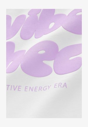 Bela tkanina z velikimi, mehkimi vijoličnimi črkami, ki pišejo "vibe" in "creative energy era" v zaobljeni, igrivi pisavi.