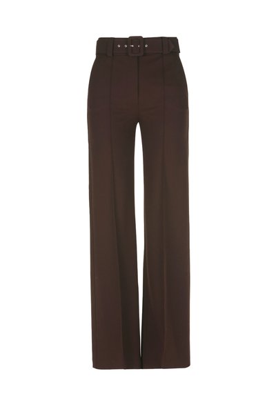 Brūnas platās bikses ar jostu viduklī, kurām ir gluda tekstūra un vertikālās šuves, kas nodrošina elegantu izskatu.