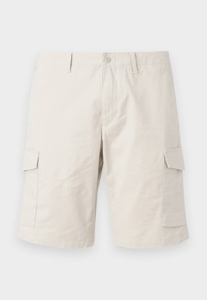 Beige kravas šorti izgatavoti no mīksta kokvilnas, ar divām sānu kabatām, divām aizmugures kabatām un pogu aizdari.