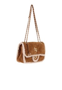 Bolso de ante marrón con ribete de piel de oveja beige, correas de cadena dorada, cierre de vuelta y un logo "bg" en la solapa frontal.