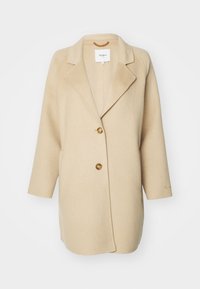 Abrigo de lana beige con cuello de solapa, cierre de un botón y mangas tres cuartos. Presenta un sutil detalle de costura en la manga.