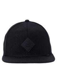 Melnā snapback cepure, kas izgatavota no teksturēta auduma. Priekšpusē ir dimanta formas logo uzlīme un plakans brims. Vienkāršs dizains un krāsa.