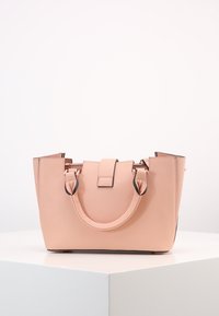 Różowa skórzana torebka o strukturalnym designie, z krótkimi uchwytami i zapięciem na zamek. Posiada kontrastowe czarne akcenty oraz gładką fakturę.