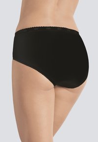 Mutande nere a vita alta con una texture liscia, fascetta in pizzo ondulato e design a copertura totale, mostrano la vista posteriore.