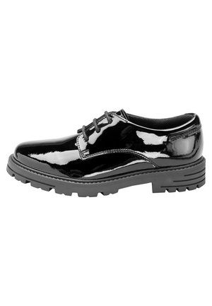 Chaussure habillée en cuir noir brillant à lacets, semelle en caoutchouc épaisse avec crampons, talon bas et bout arrondi, vue de l'extérieur.