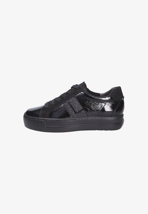 Schwarzer Sneaker in niedriger Passform mit gemischten glänzenden und matten Texturen, Schnürung vorne und dicker Gummisohle, seitlich dargestellt.