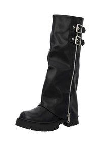 Botas negras hasta la rodilla fabricadas en cuero suave, con cremallera lateral, dos hebillas plateadas y una suela de goma gruesa con grabado.