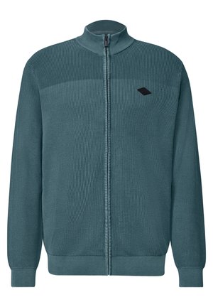 Türkisfarbener, gerippter Strickpullover mit Reißverschluss, langen Ärmeln, hohem Kragen und kleinem schwarzem Logo auf der linken Brust.