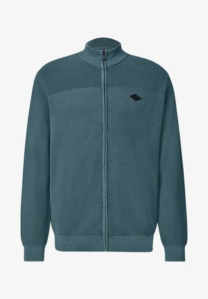Türkisfarbener, gerippter Strickpullover mit Reißverschluss, langen Ärmeln, hohem Kragen und kleinem schwarzem Logo auf der linken Brust.