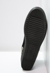 Tamaris Botines bajos - black